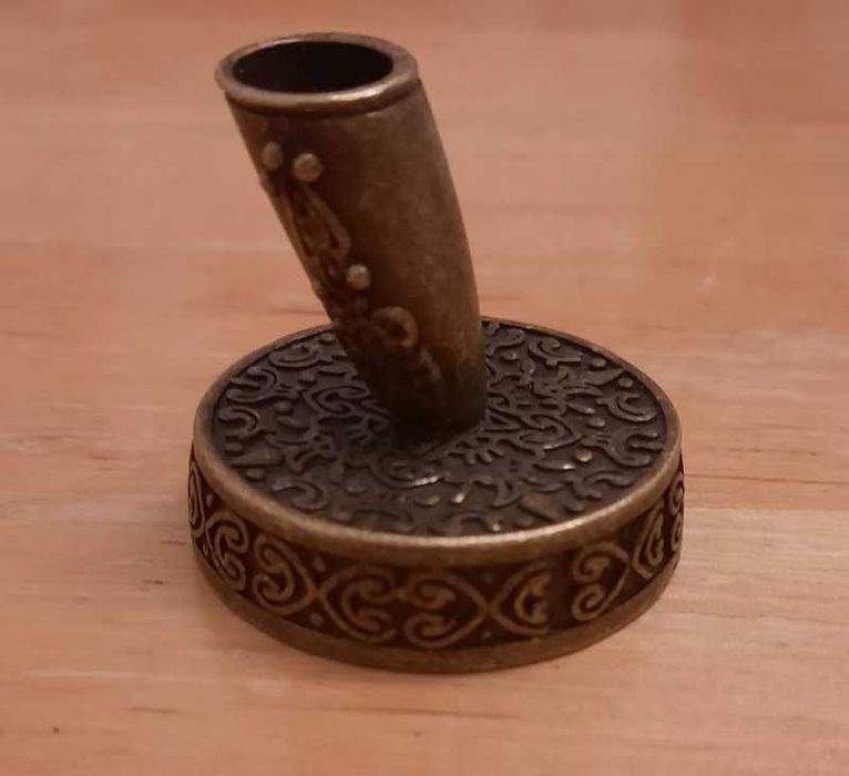 Stylizowana podpórka pod pióro, długopis