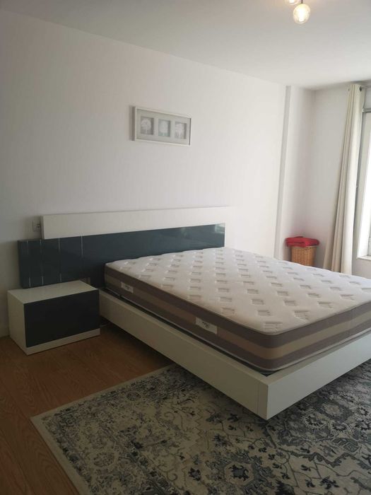 Cama com 2 mesas e colchão