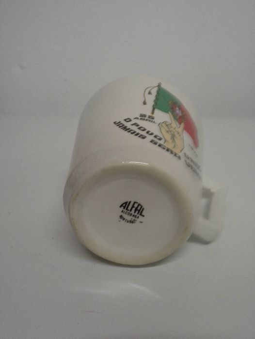 Caneca Antiga do 25 Abril