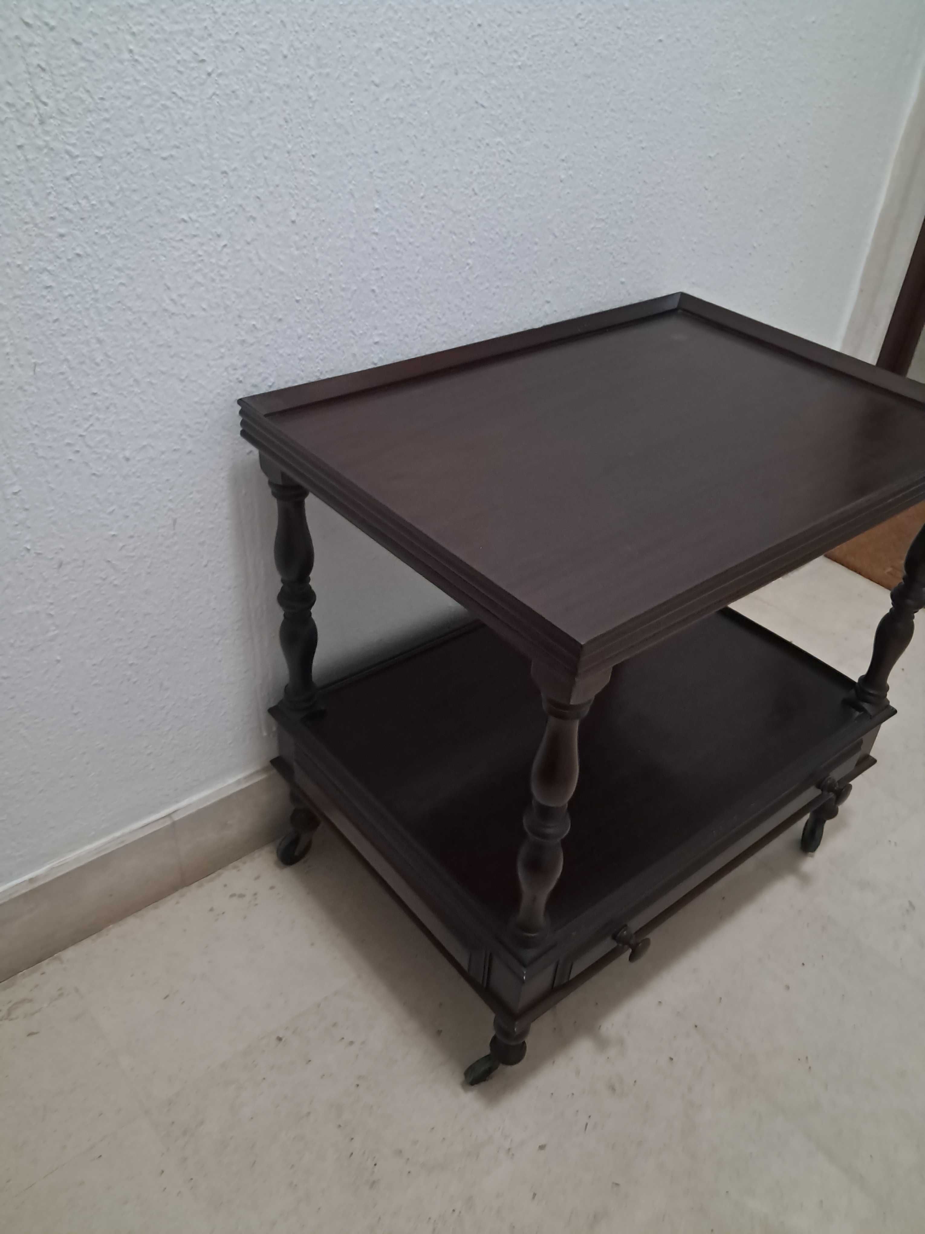 Mesa para televisão de Madeira