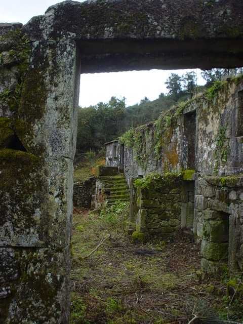 Duas moradias e anexos em ruínas e terreno Covas VNCerveira