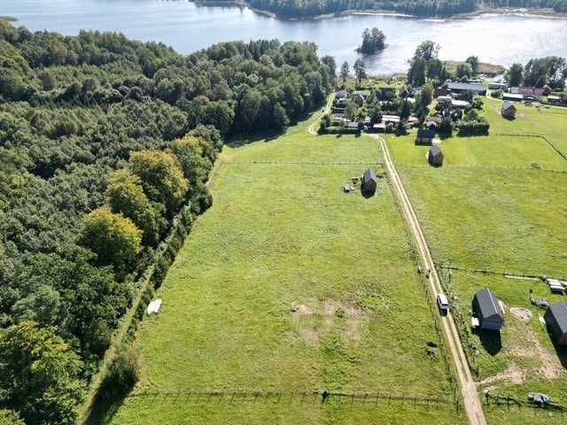 Zajezierze z widokiem na jezioro