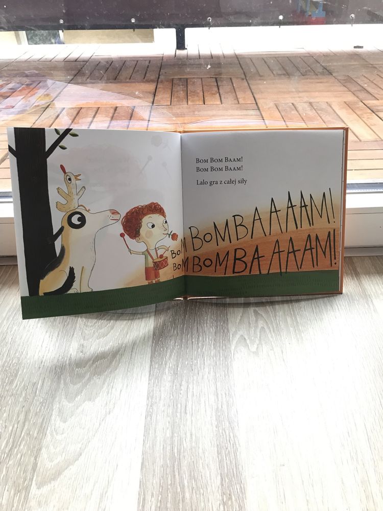 Książka Lolo gra na bębnie- twarda oprawa
