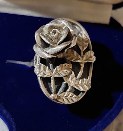 Stary srebrny pierścionek róża