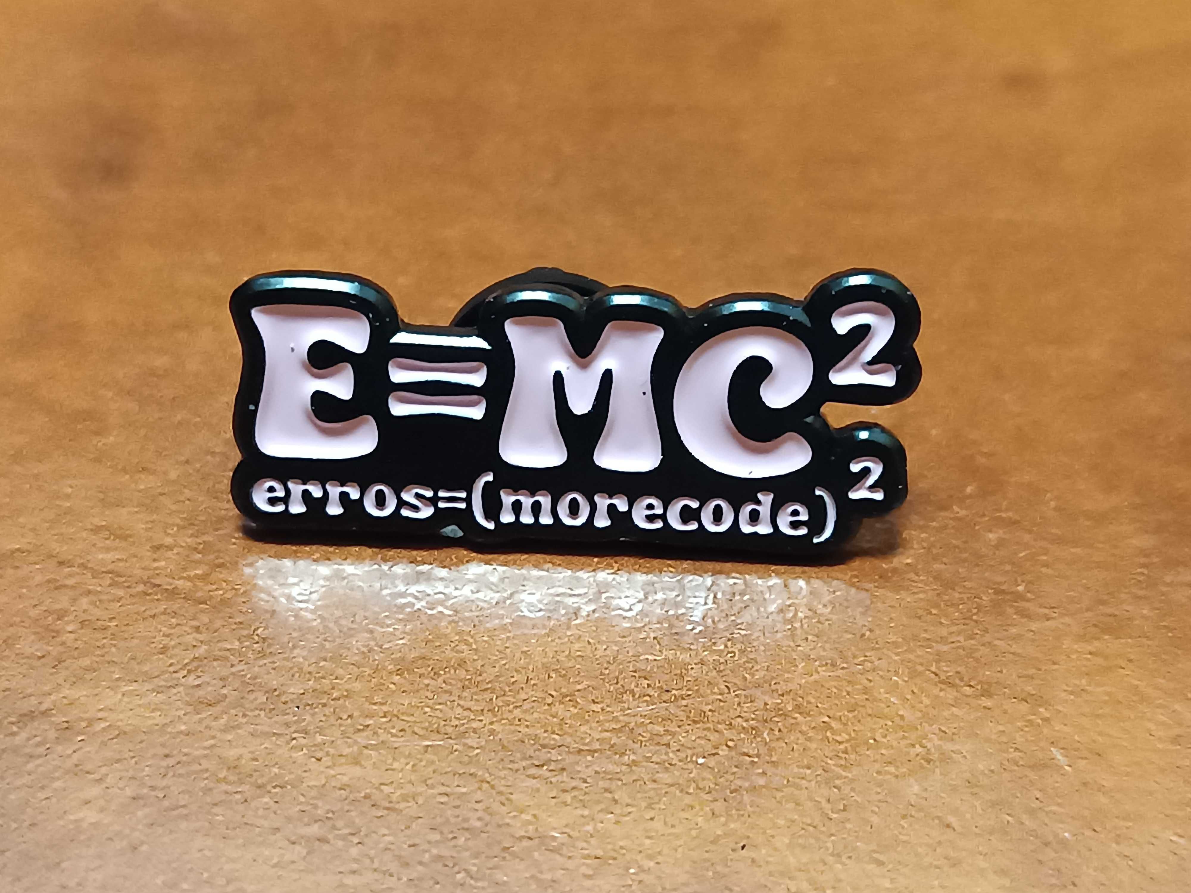 Przypinka, pin, do plecaka, na ubrania E=MC2
