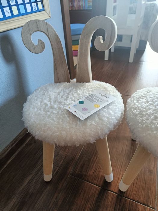 Nowe dwa krzesełka krzesełko baranek smukee do stolika toaletki