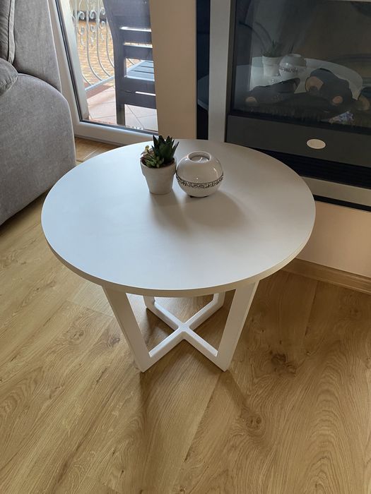 Stół kawowy zaprojektowany w nowoczesnym stylu