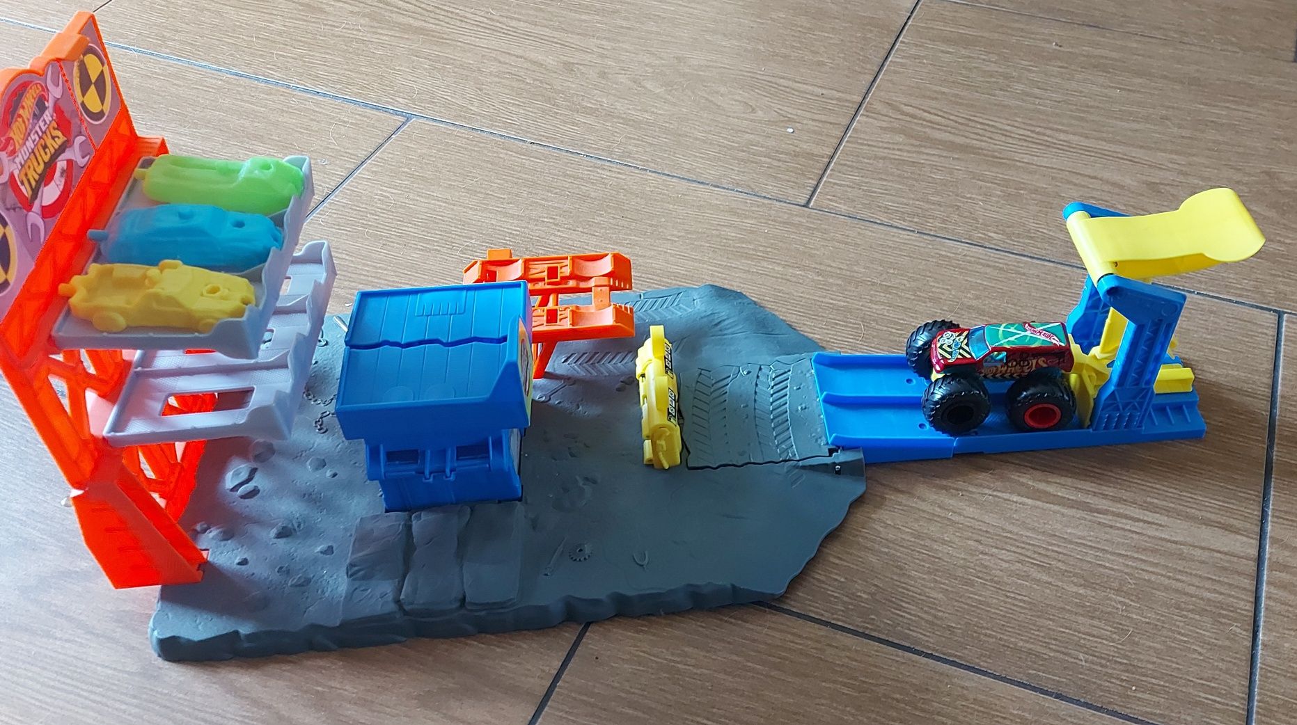 Hot Wheels Monster Trucks demolka na stacji Hfb12