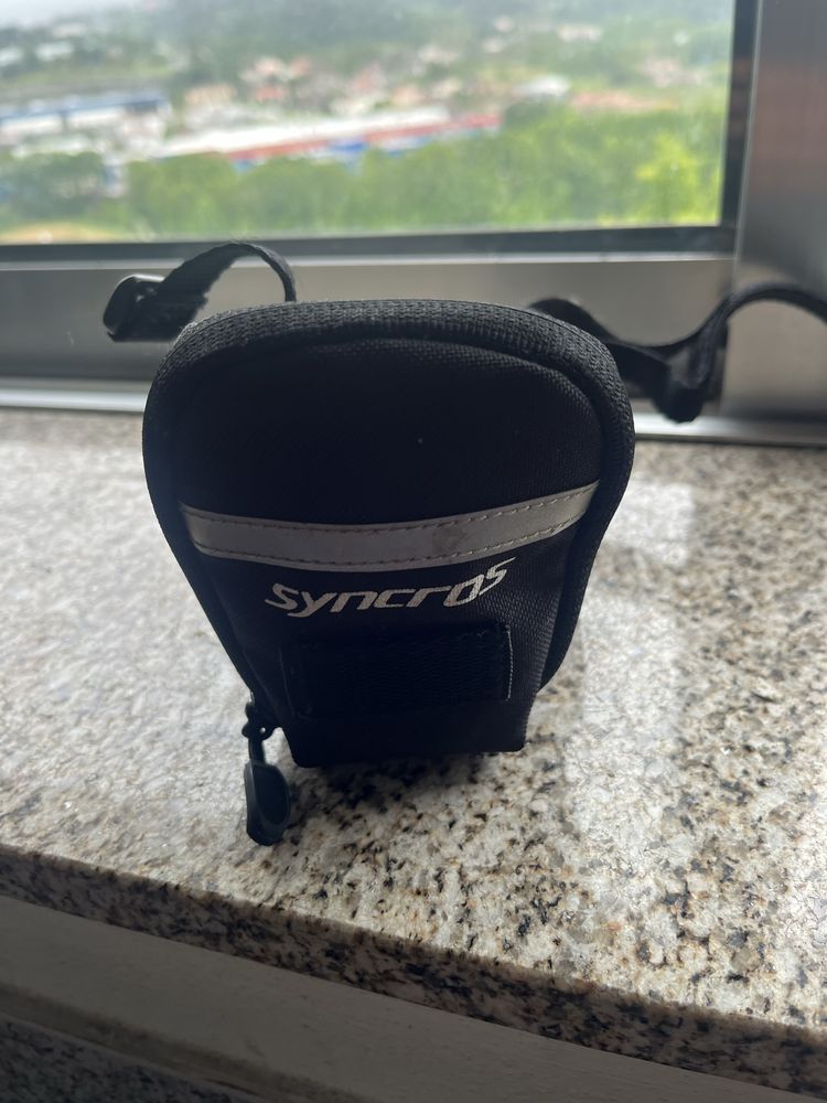 Capacete scott e bolsa syncros