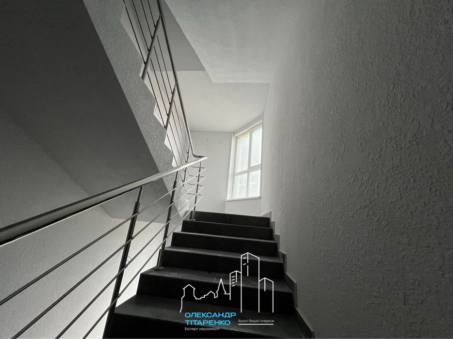 Простора квартира з покращеннями в зданому будинку!