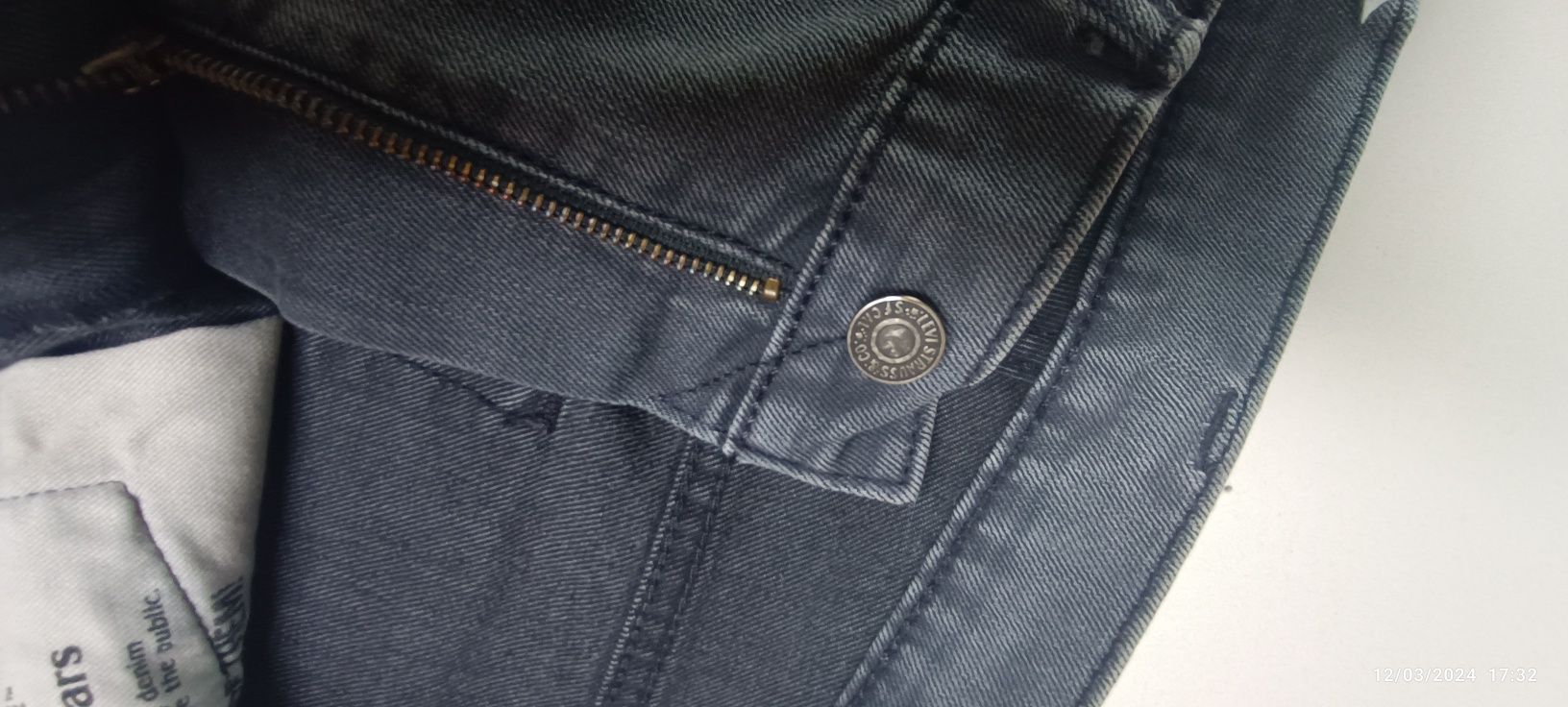 Levi's 511 W32 perna direita