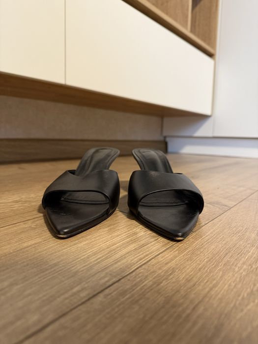 Стильні та зручні мюлі, підійдуть під будь-які образи.