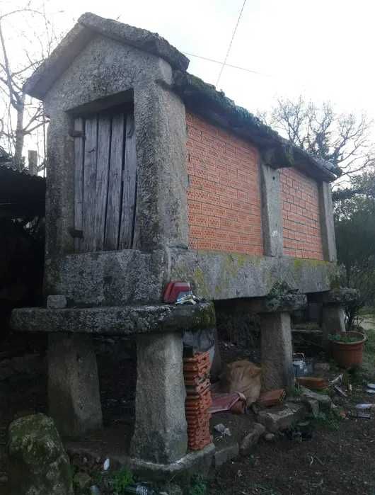 Canastro/Espigueiro em pedra, antigo - já está desmontado