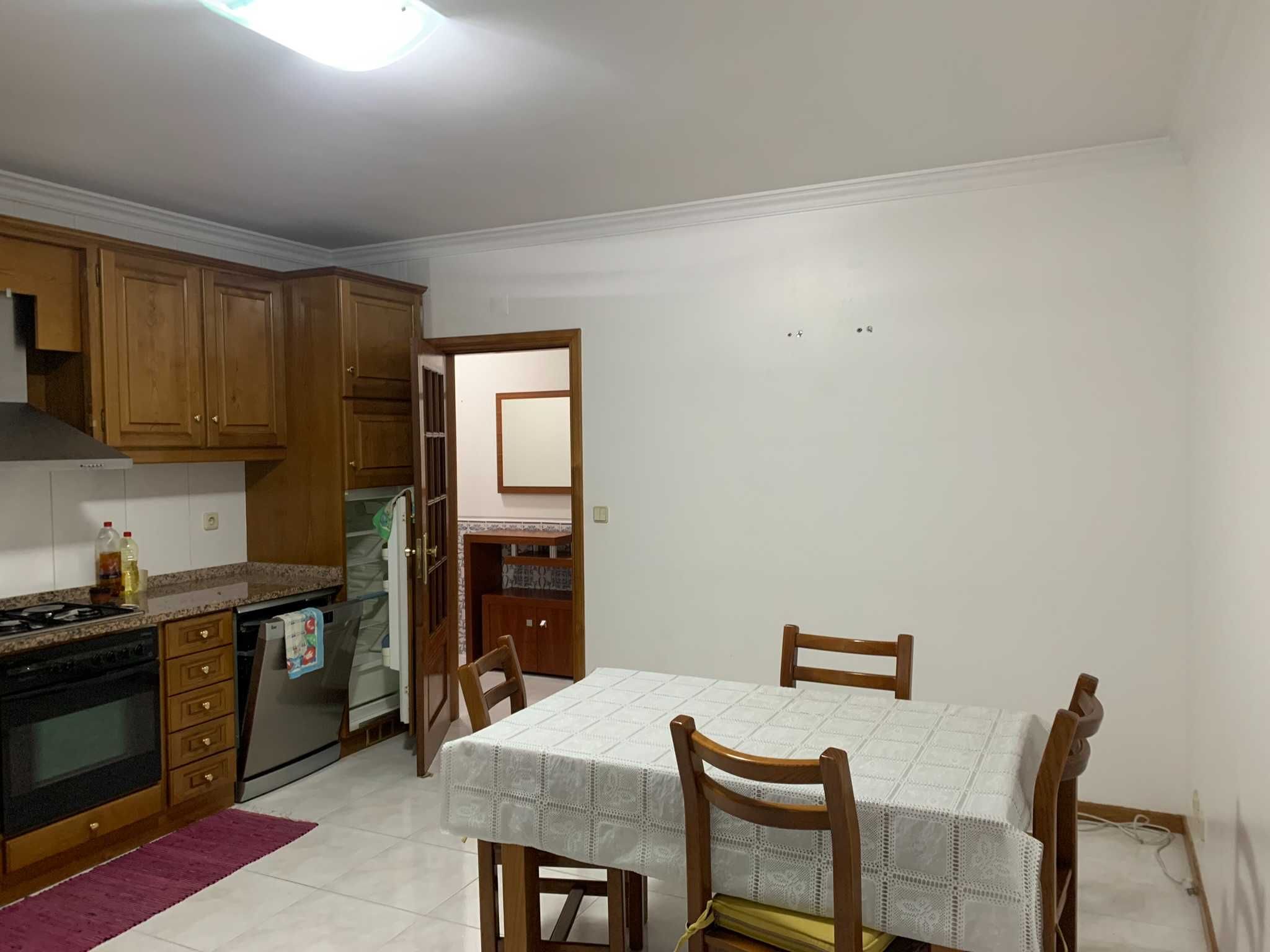 Apartamento T1 mobilado com garagem incluída.