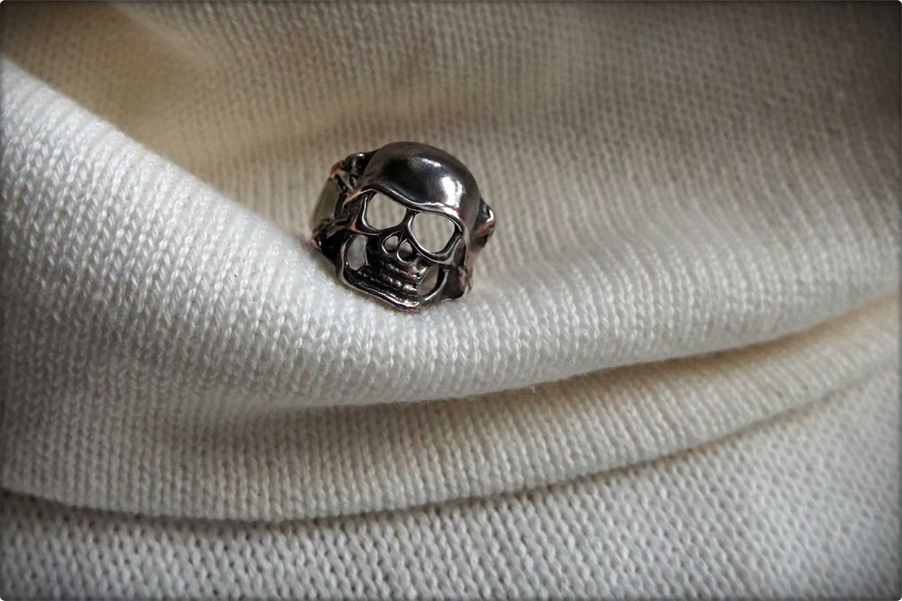 Srebrny pierścień sygnet czaszka w hełmie 19-20mm
