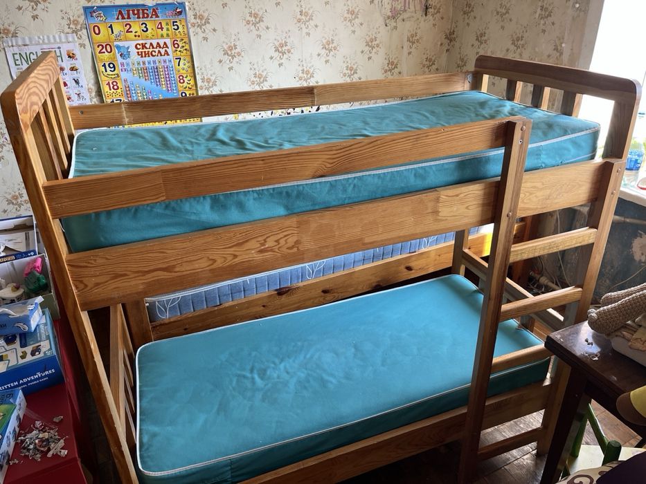 Поодам двохярусне дитяче ліжко