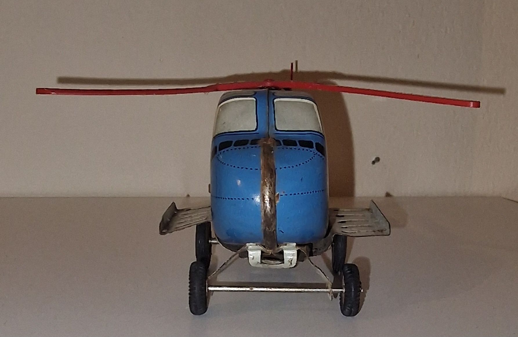 Helicóptero de chapa muito antigo
