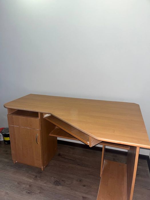 робочий стіл коричневого кольору не новий!!!