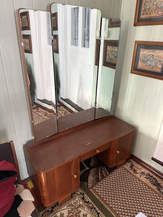 Toaletka z trzema lustrami