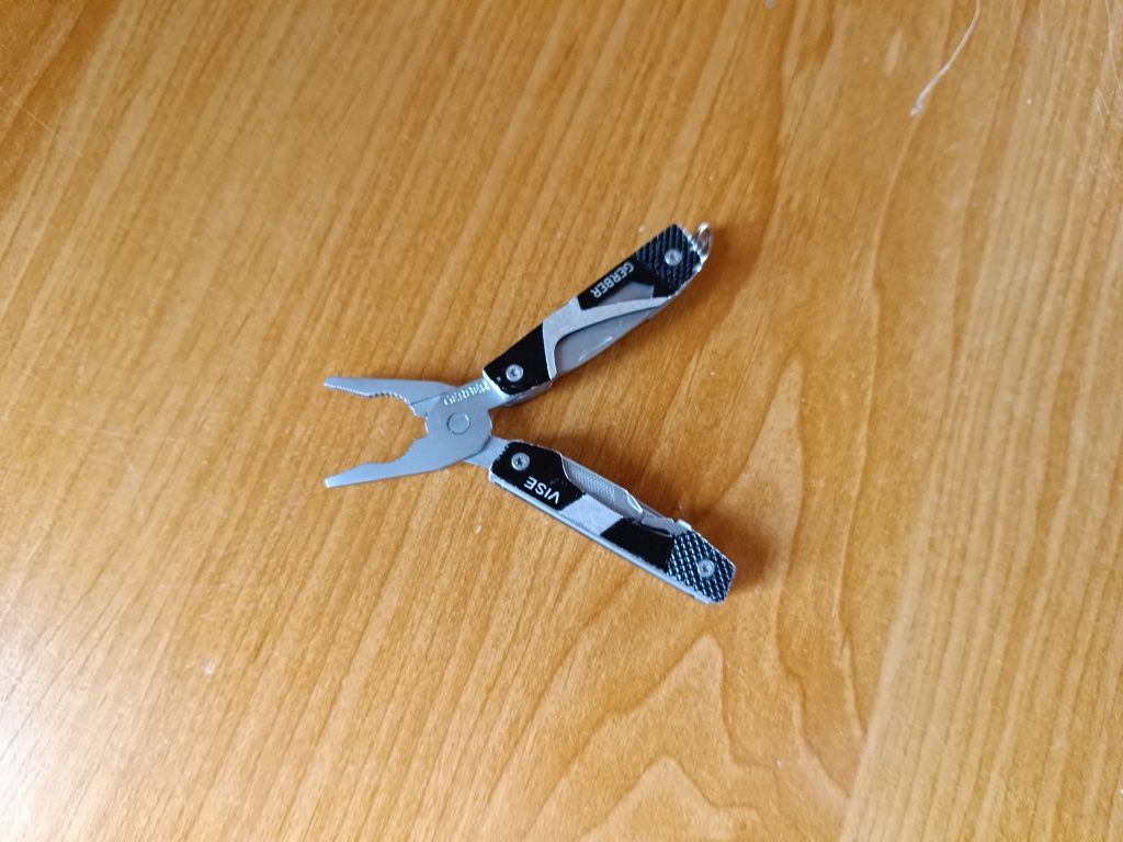 Multitool Gerber Vise