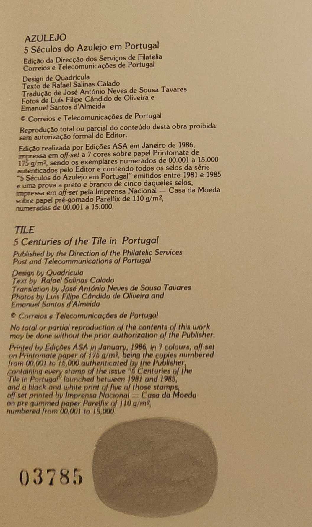 Livro CTT Cinco Séculos do Azulejo em Portugal com selos