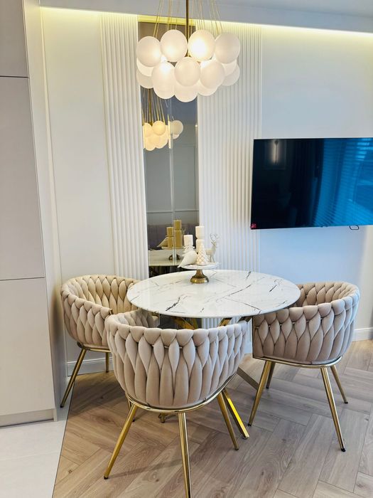 Beżowe krzesła nowoczesne glamour krzesło plecione welur fotel