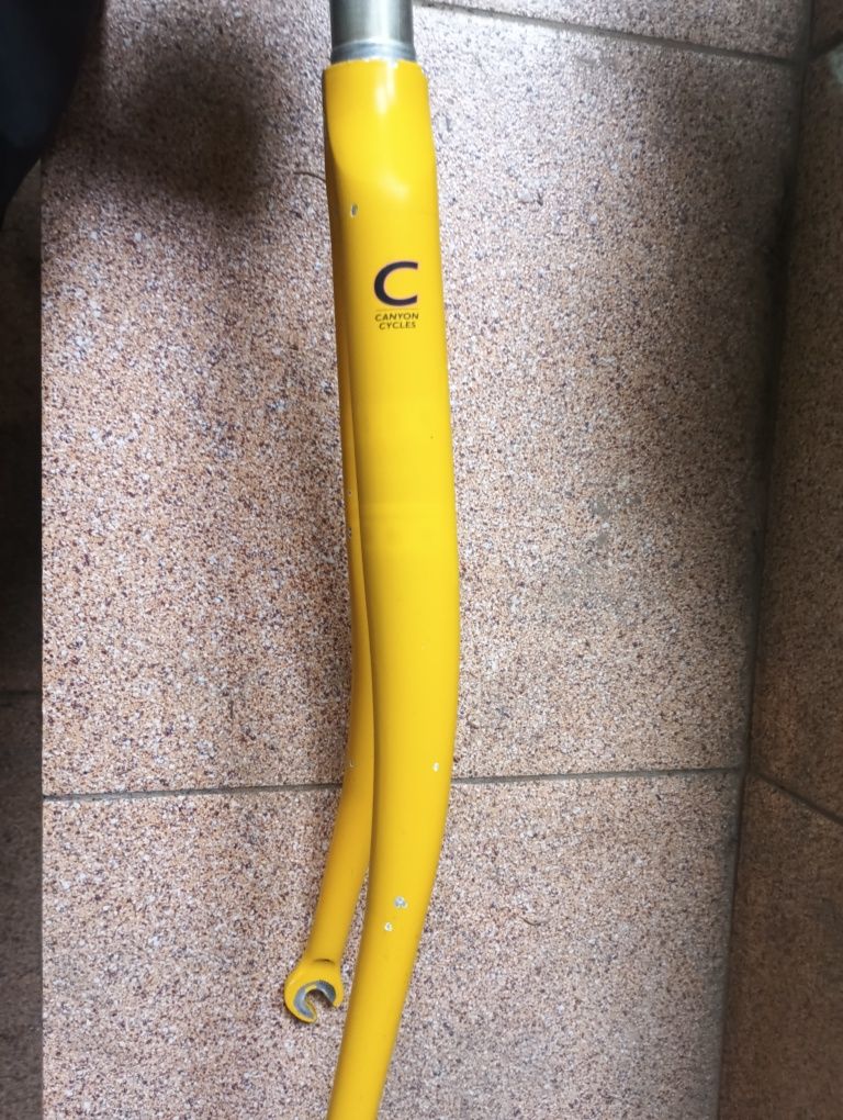 Lekki widelec sztywny 1 cal ,gwint aluminium 500 gram Canyon