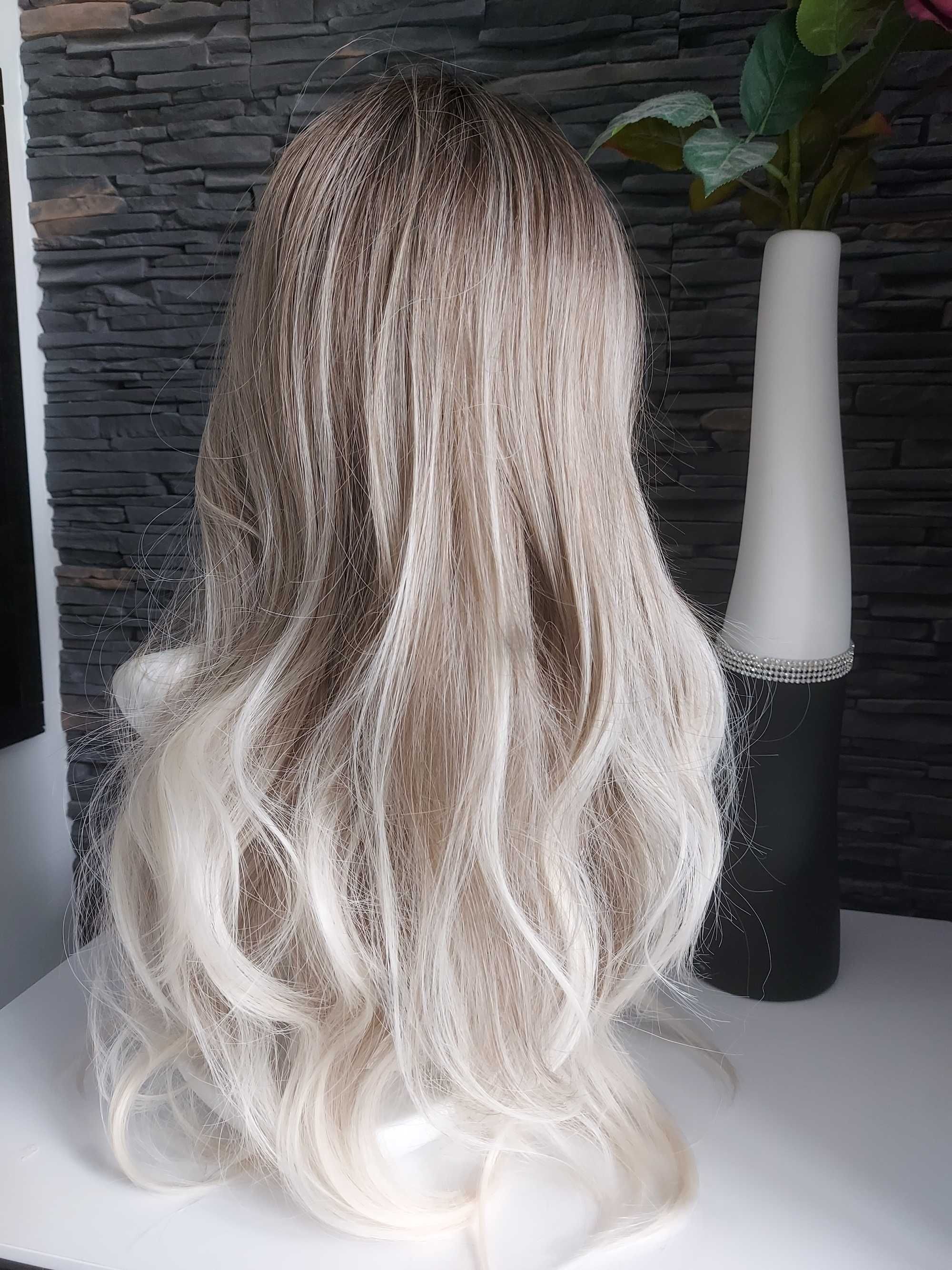 Długie gęste włosy peruka blond siwy platyna pasemka balejaż balayage