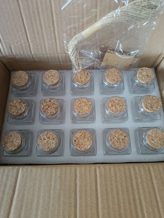 15 szklanych słoiczków z korkowymi pokrywami etykietkami i sznurkiem