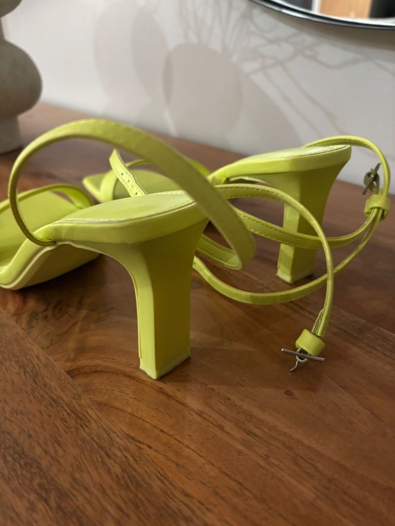 Sandálias de salto com pulseira
