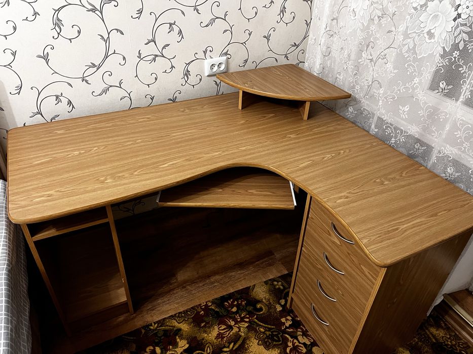 Компьютерный стол.