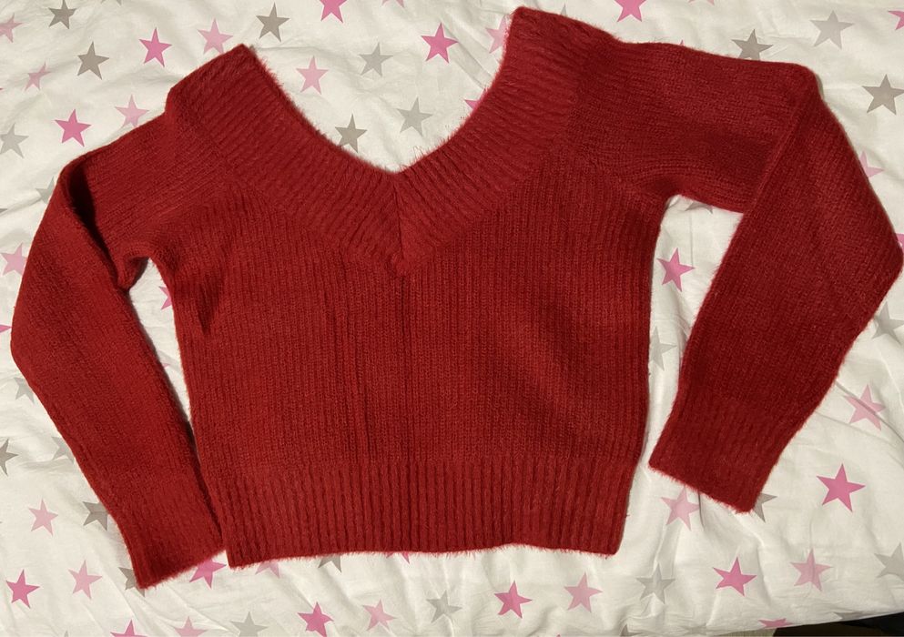 Светр з відкритими плечима S-M