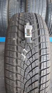 Goodyear Ultra Grip Performance Gen-1   215.60R17