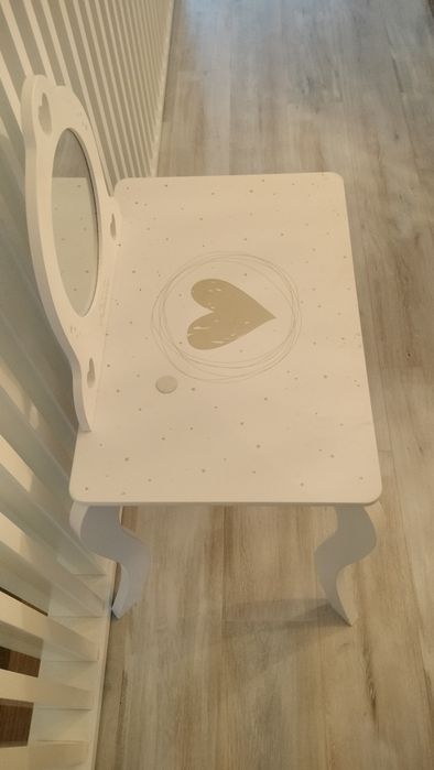 Toucador de criança (em madeira)