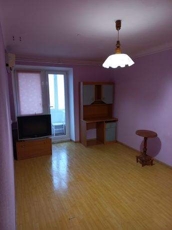 Продам свою 1-но кімнатну  квартиру біля метро "Проспект Гагаріна"