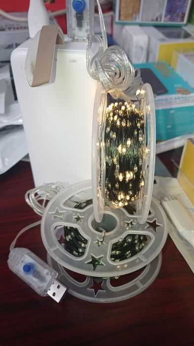 Гірлянда «Роса» працює від  USB, 50 і 100 м, з пультом.