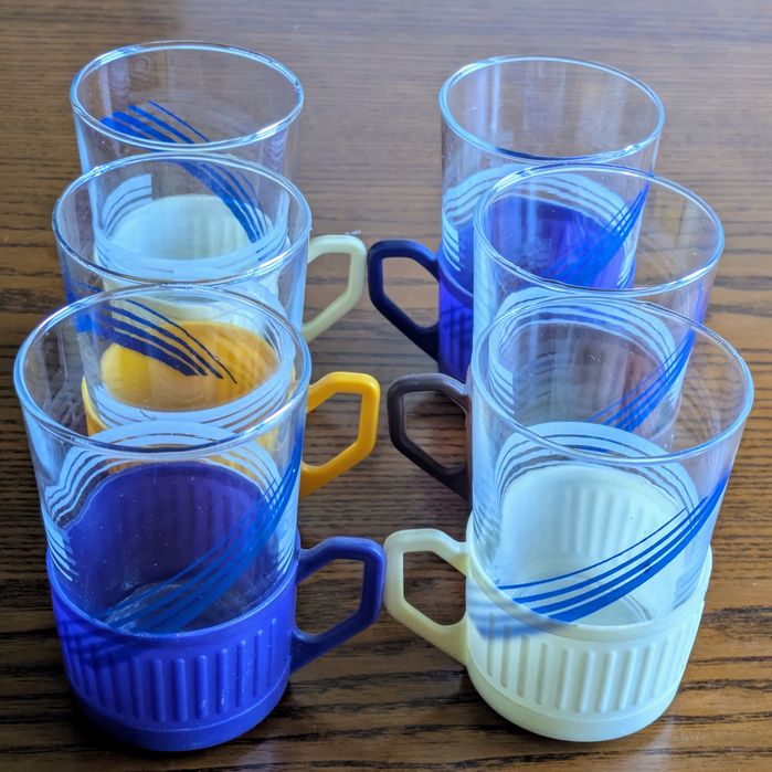 Szklanki z PRL z plastikowym "uchem"