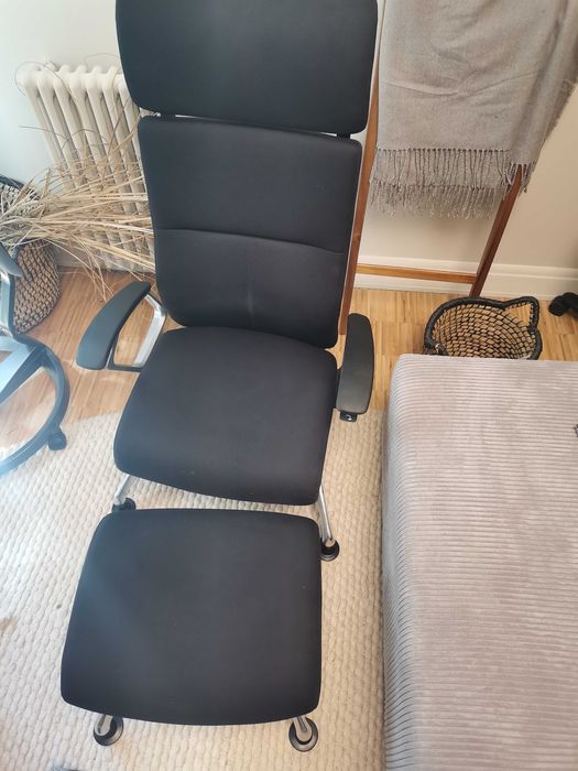 Fotel Okamura Luxos z podnóżkiem