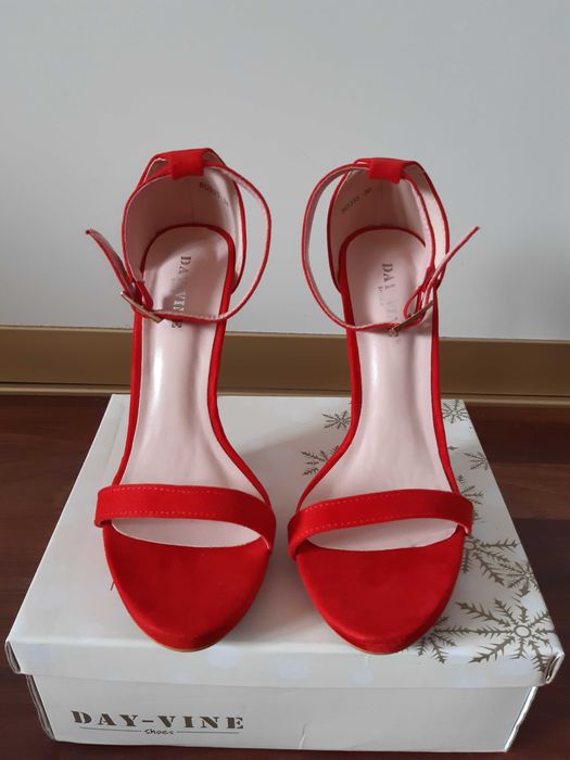 Czerwone sandały na szpilce