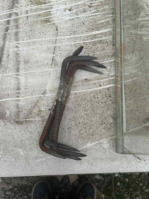 Металеві скоби, залишки після ремонту