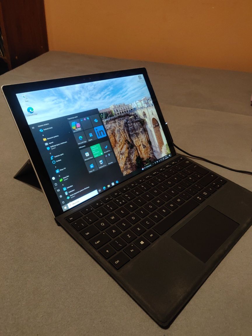 Microsoft Surface Pro 4 (1724) / i5-6300U / 8GB / 256GB SSD / 12.3"