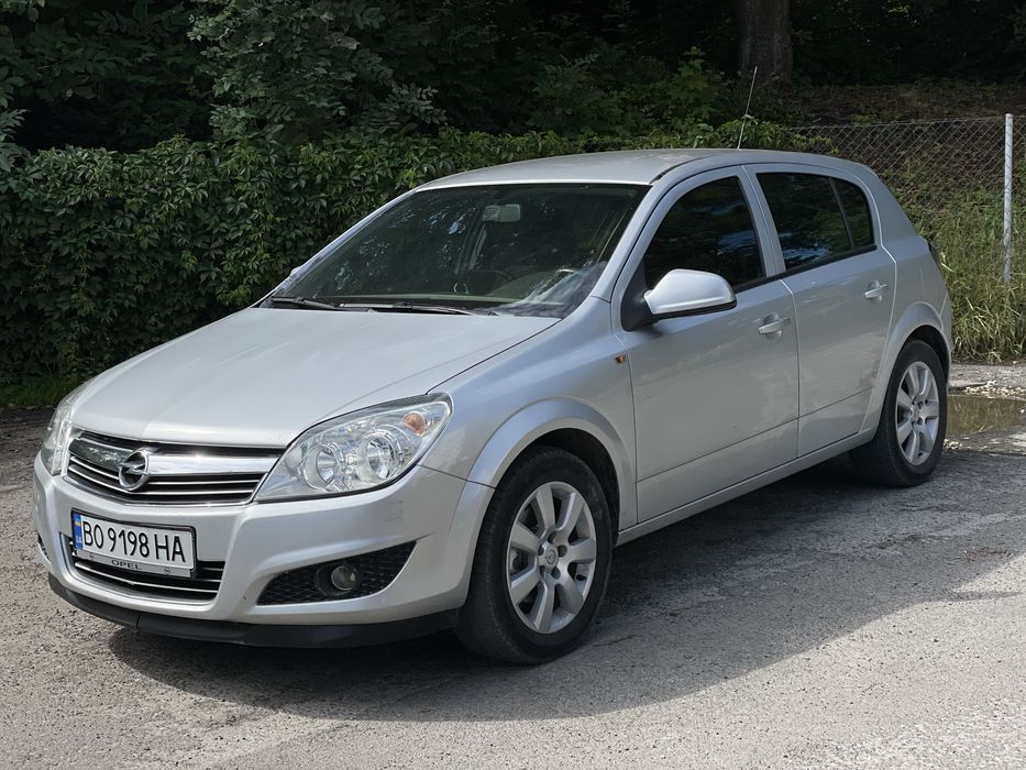 Opel astra 2011 рік автомат 1,6