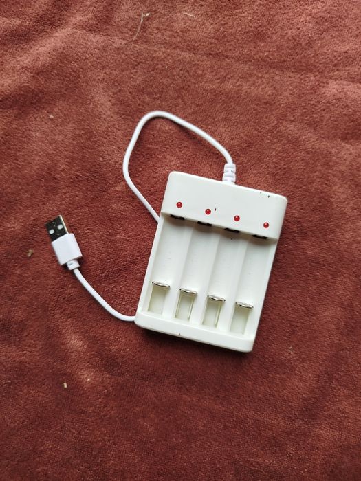 Зарядка для акумуляторів-батарейок