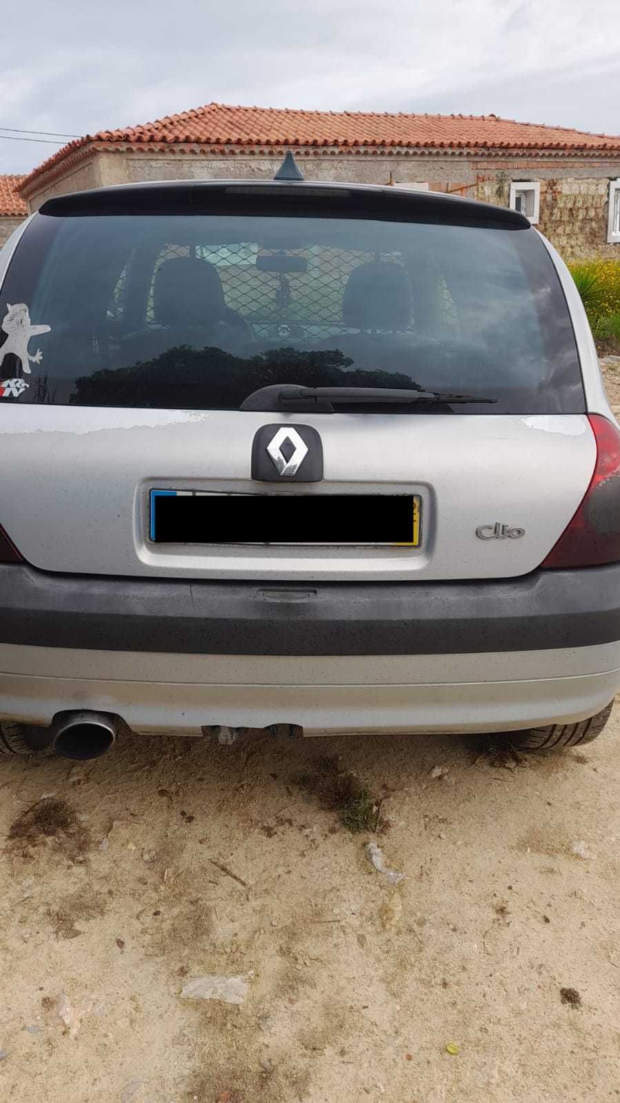 Renault Clio com motor avariado