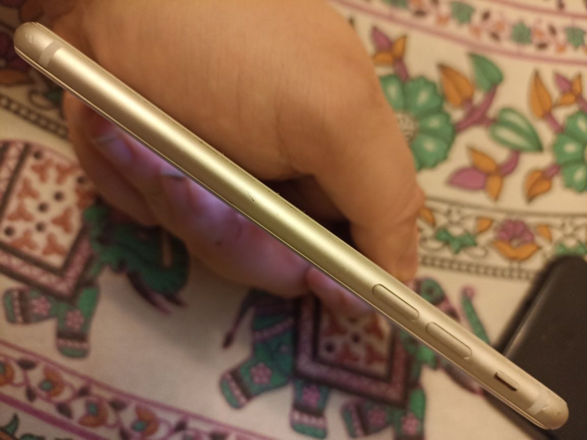Мобильный телефон смартфон apple iPhone 8 64 gb. Не бит, без icloud.
R