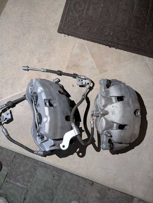 Елементи ходова підвіска амортизатори важелі супорта Cadillac LYRIQ