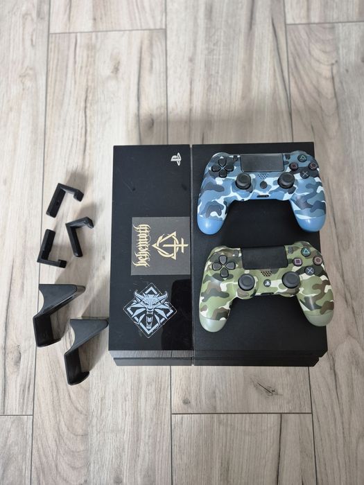 Konsola Playstation 4, 2 pady, gra uchwyty