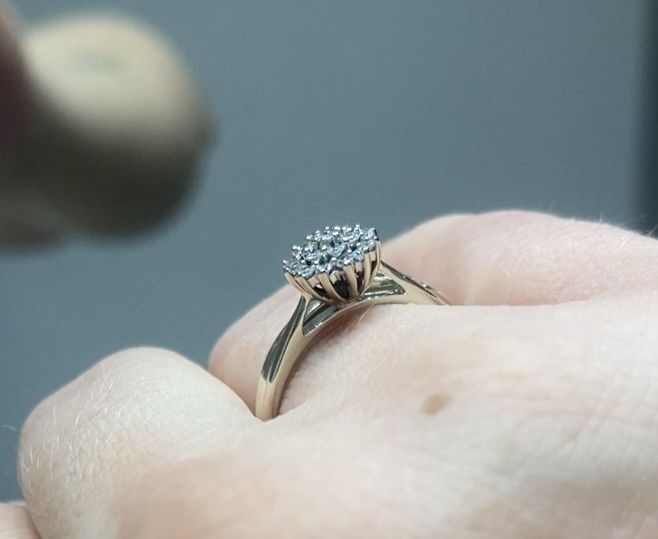 Sprzedam Pierścionek rozmiar 12 białe złoto z Diamentami.