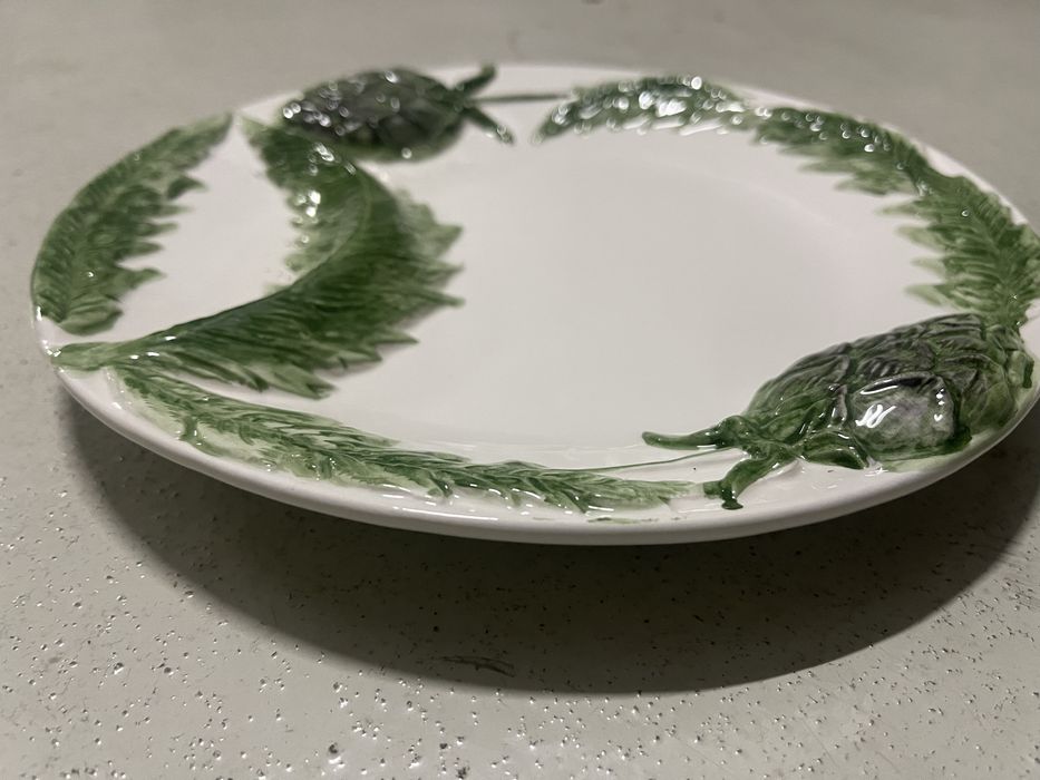 Varios pratos iguais, com relevo