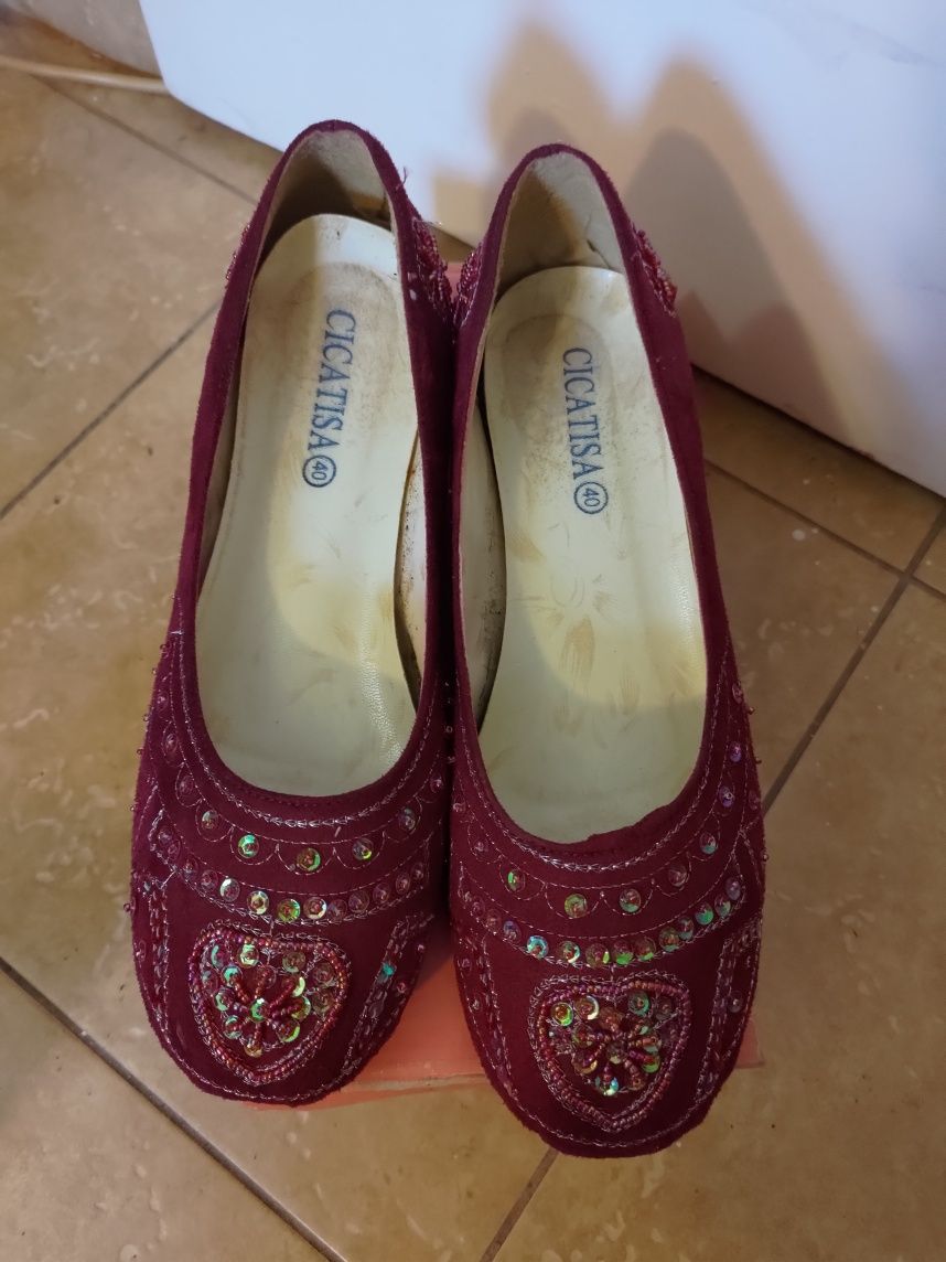 Buty czerwone z cekinami, zamszowe. Rozmiar 40